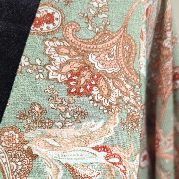 MELLODAY Relaxed Green and Pink Short Sleeve Blouse - Picture 4 of 9